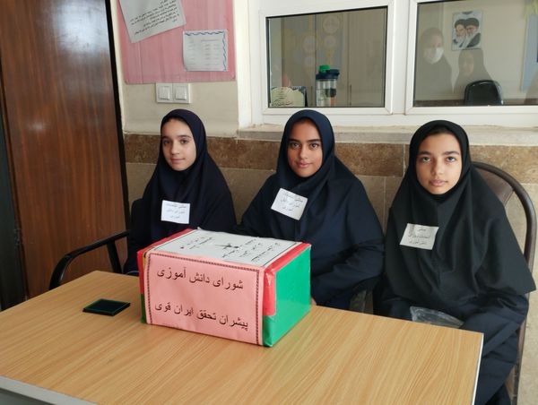 انتخابات شورای دانش‌آموزی در دبیرستان فاطمه آهنچی مشهد