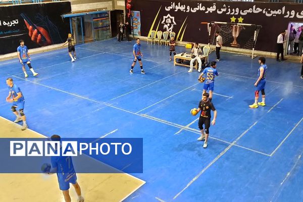 رقابت حساس لیگ دسته اول والیبال کشور در ورامین