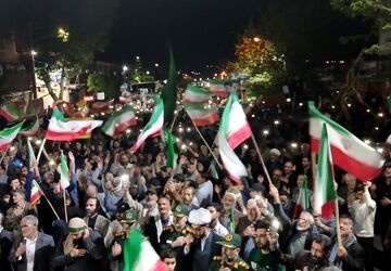 حضور مردم نهاوند در راهپیمایی همزمان با سالروز تاسیس سازمان دانش آموزی 
