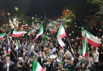 حضور مردم نهاوند در راهپیمایی همزمان با سالروز تاسیس سازمان دانش آموزی 