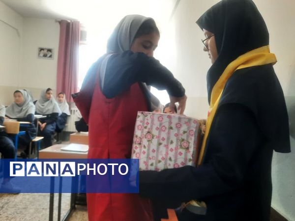 پویش مشق همدلی در دبیرستان شاهد شهید حمامی ناحیه ۶ مشهد