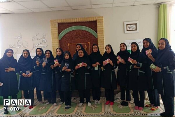 اقامه نماز جماعت و تجلیل از دانش آموزان برتر کنگره قرآنی سمپاد در دبیرستان فرزانگان قرچک