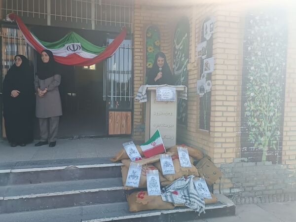 آغاز سال تحصیلی در دبیرستان نمونه زینب الکبری(س) قروه همراه با نواختن زنگ ایثار و مقاومت  