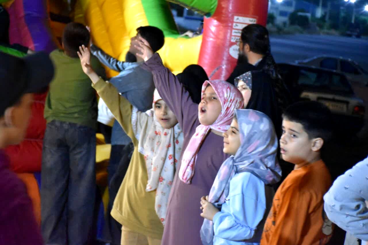 در هشتاد و هفتمین شب پهباد شاهد ۱۳۵ در کنار مردم در میدان صنعت 