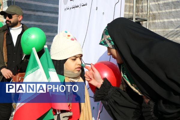 حضور گسترده کودکان و نوجوانان ارومیه‌ای در راهپیمایی ۲۲ بهمن