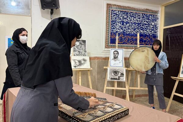 آیین افتتاحیه نمایشگاه هنری «ماها» در هنرستان شهید تاجیک بهارستان‌دو