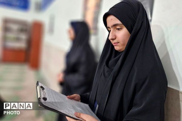  پیچیدن عطر نماز جماعت در مدرسه شهدای هسته‌ای قرچک