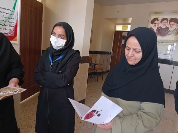 ساخت کارت پستال در هفته سلامت‌روان توسط دانش‌آموزان مدرسه مادرمهربان خلیل‌آباد