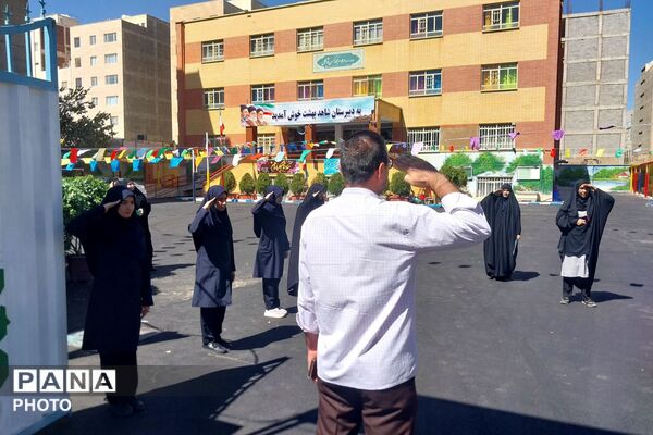 آماده‌سازی مراسم بازگشایی مدارس در دبیرستان شاهد بهشت