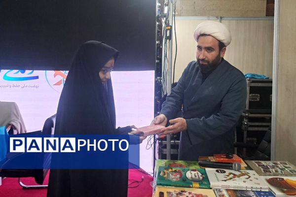 حضور دانش‌آموزان مدرسه طلیعه در نمایشگاه قرآن و عترت مجموعه ورزشی ایثار