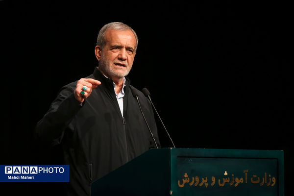 دیدار رییس‌جمهور با فرهنگیان و دانشجو معلمان