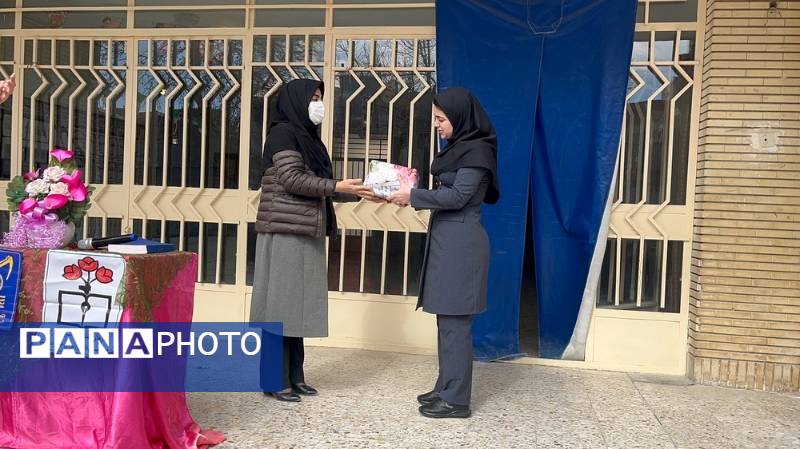 نواختن زنگ سپاس مربی در دبیرستان فاطمه الزهرا