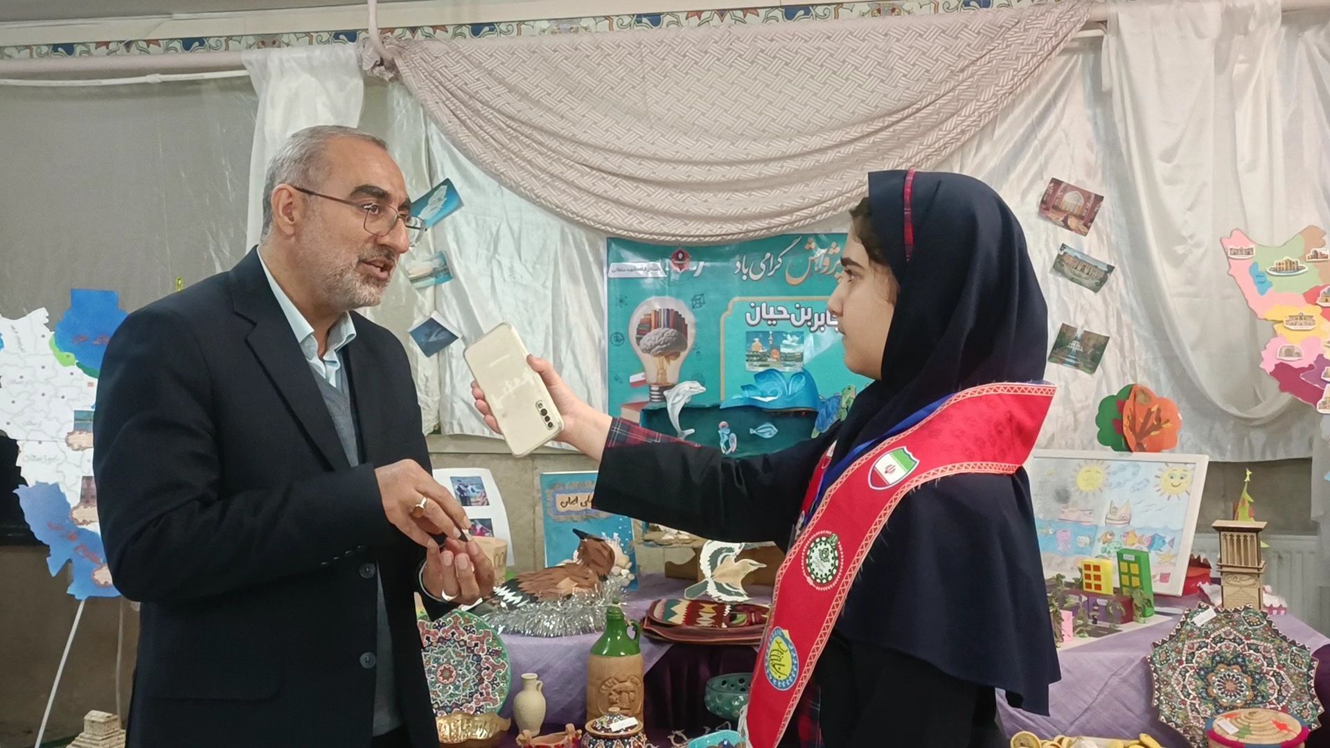 تلفیق آموزش تئوری با تجربه عملی موجب تعمیق یادگیری و رشد فکری دانش‌آموزان می‌شود