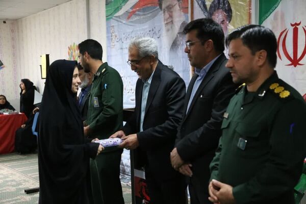 نواخته شدن زنگ استکبارستیزی و گرامیداشت هفته بسیج دانش‌آموزی در دبیرستان شاهد فردوس بافق