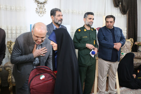 رونمایی از کتاب «بابای قهرمان من» با حضور فرزندان شهدای مدافع حرم