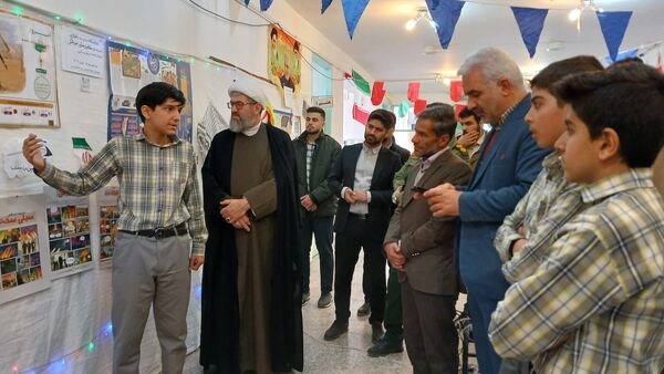 افتتاحیه نمایشگاه مدرسه انقلاب در دبیرستان شهید سلیمانی