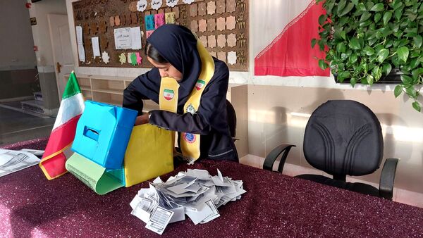 انتخابات شورای دانش آموزی در دبیرستان هوشیار