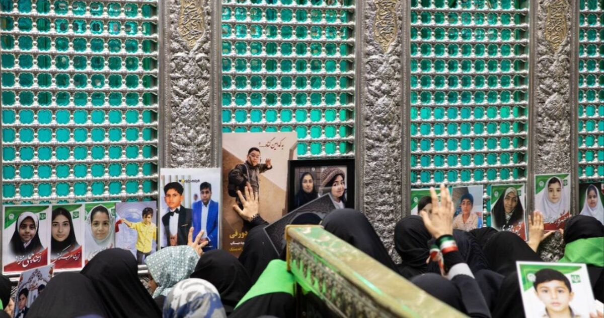 غبارروبی ضریح مطهر حضرت رضا (ع) با حضور خانواده شهدای میناب