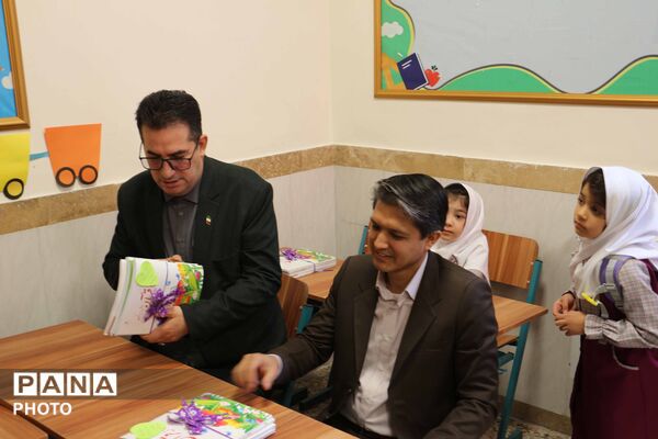 جشن شکوفه‌ها در بجنورد با نواخته‌شدن زنگ مهر و آغاز سال تحصیلی کلاس اولی‌ها