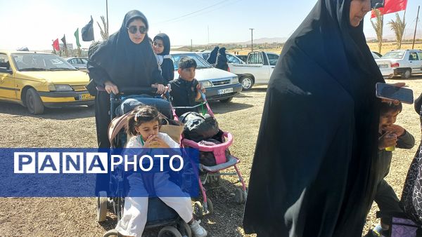حضور زائران پیاده در جاده غدیر مشهد به نیشابور