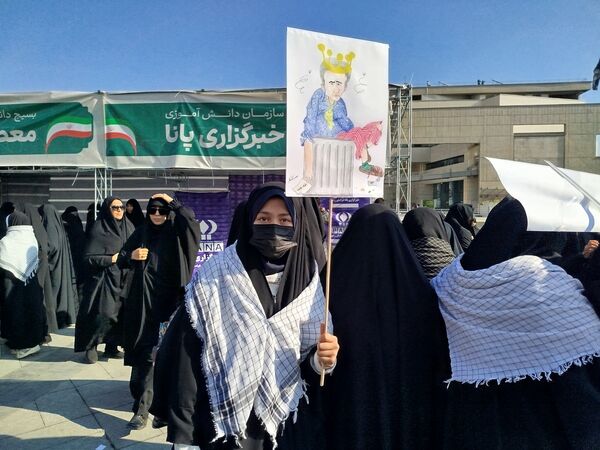 خروش ۱۳ آبان در مشهد؛ دانش‌آموزان، نماد ایستادگی