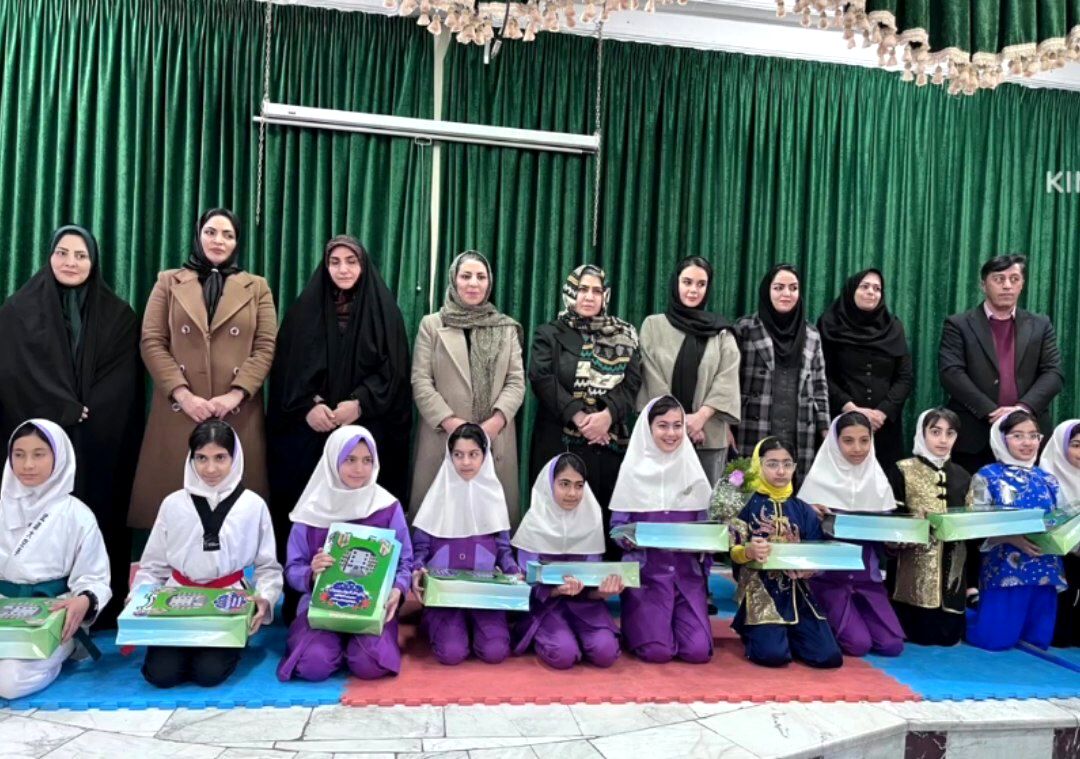 تجلیل از دانش‌آموزان قهرمان کشوری دبستان حاج عباس صفرپور