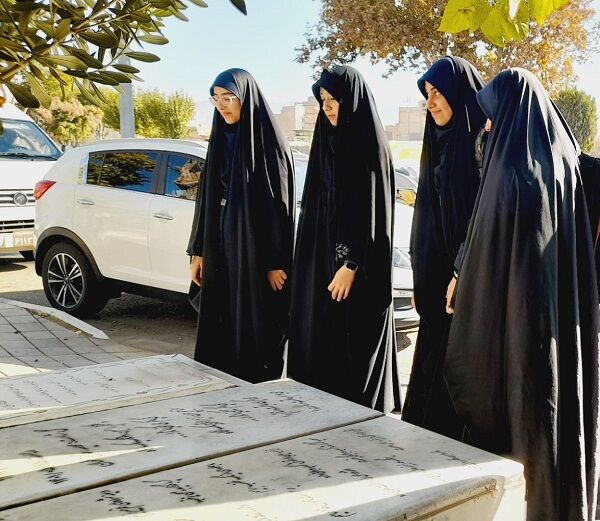 تجدید عهد دانش‌آموزان دبیرستان شاهد عصمت در مزار شهدای امامزاده محمد«ع»