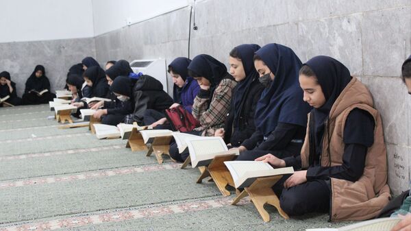 برگزاری جلسات انس با قرآن در دبیرستان دخترانه معلم 