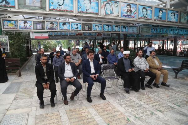 آیین غبارروبی مزار شهدا با حضور اصحاب رسانه در قم