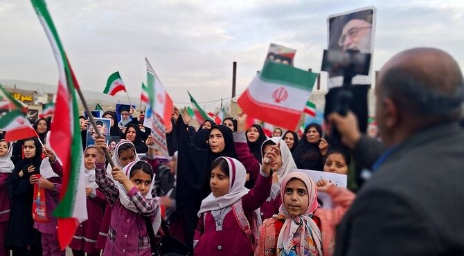 اجتماعی بزرگ بانوان زینبی مدافعان ولایت به مناسبت شهادت رهبری شهید امام خامنه ای و شهیدان جنگ رمضان در باشت