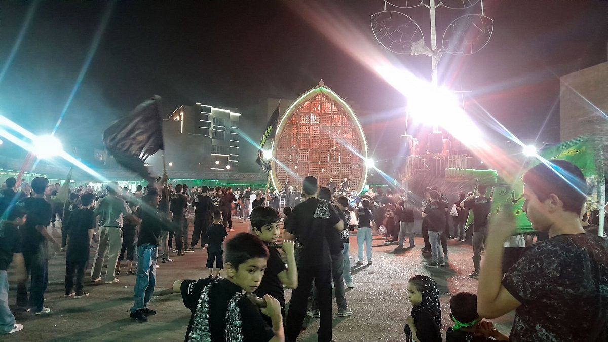 مراسم نخل‌گردانی شب عاشورا در حسینیه شهرک شهید فهمیده کرج