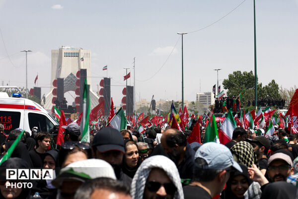  بدرقه ملت داغدار ایران با رهبر شهید در روز تشییع