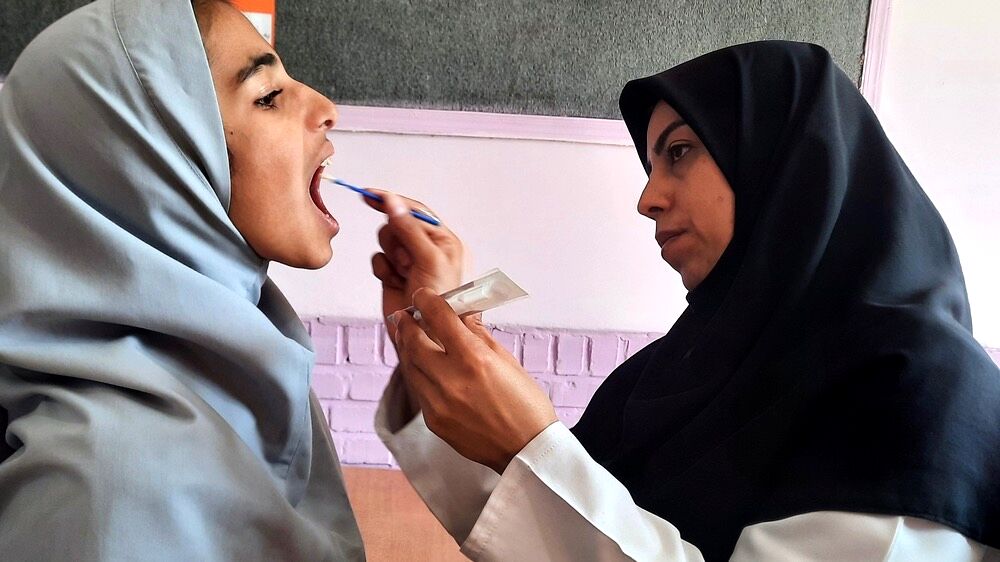 اجرای طرح وارنیش فلوراید در دبستان پنجم مهر