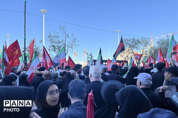 مشهد در سوگ؛ بدرقه باشکوه رهبر شهید انقلاب در جوار بارگاه رضوی