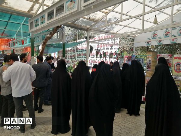 آیین گلباران مزار شهدا در سالروز تاسیس سازمان دانش‌آموزی