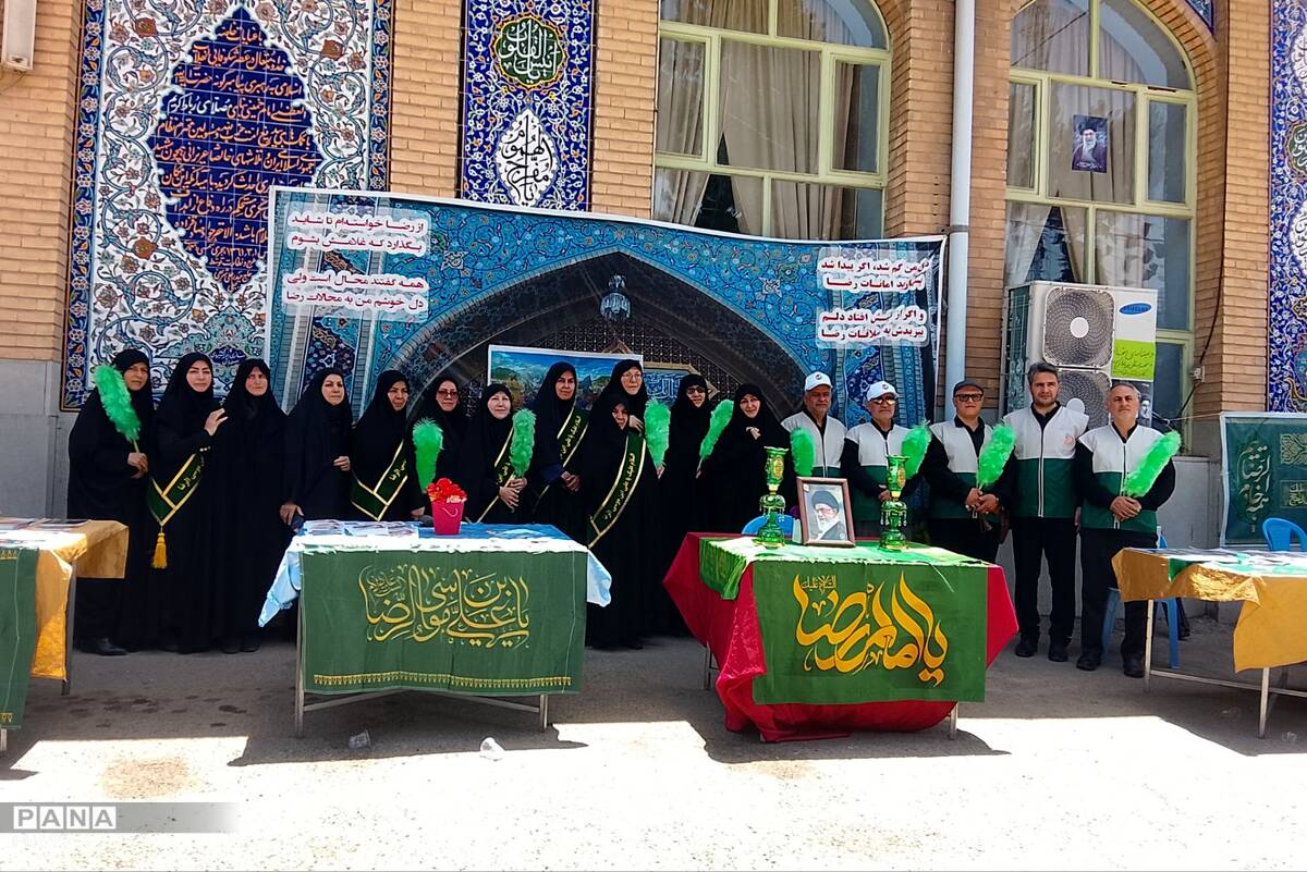 حضور خادمان امام رضا (ع) در حاشیه نماز جمعه و مراسم بدرقه رهبر شهید انقلاب