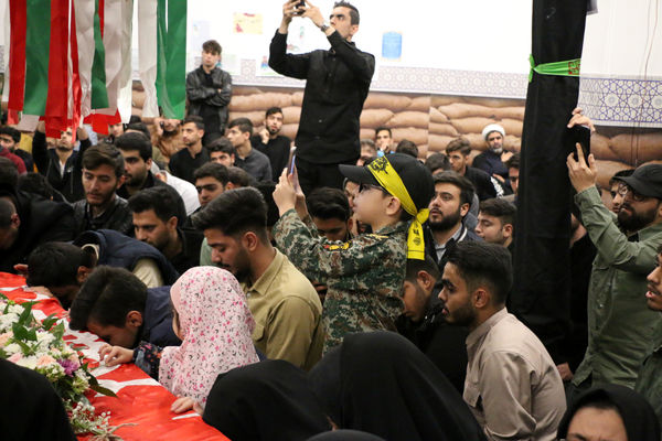 آخرین وداع فرزند با پدر