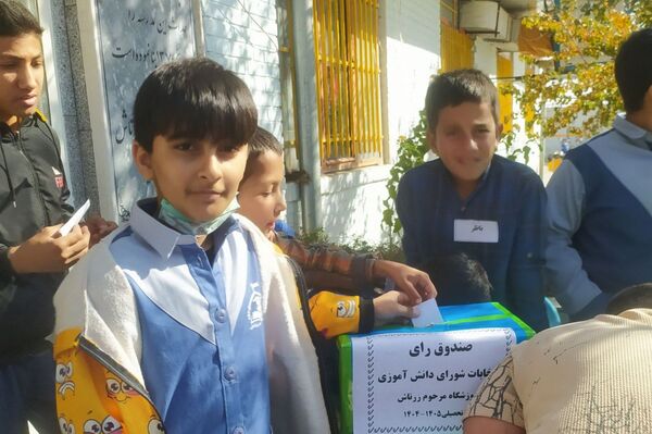 انتخابات شورای دانش آموزی در مدرسه زرتاش خلیل آباد