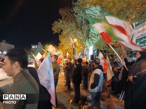 خروش مردم در میادین و تجمعات شبانه همراه با طنین شعار های مهدوی و انقلابی
