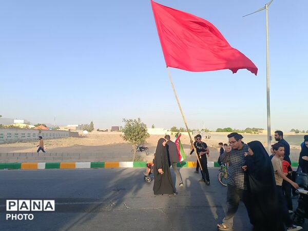 رقص پرچم‌ها در باد عزای کاشمر هم‌صدایی آسمان با زائران