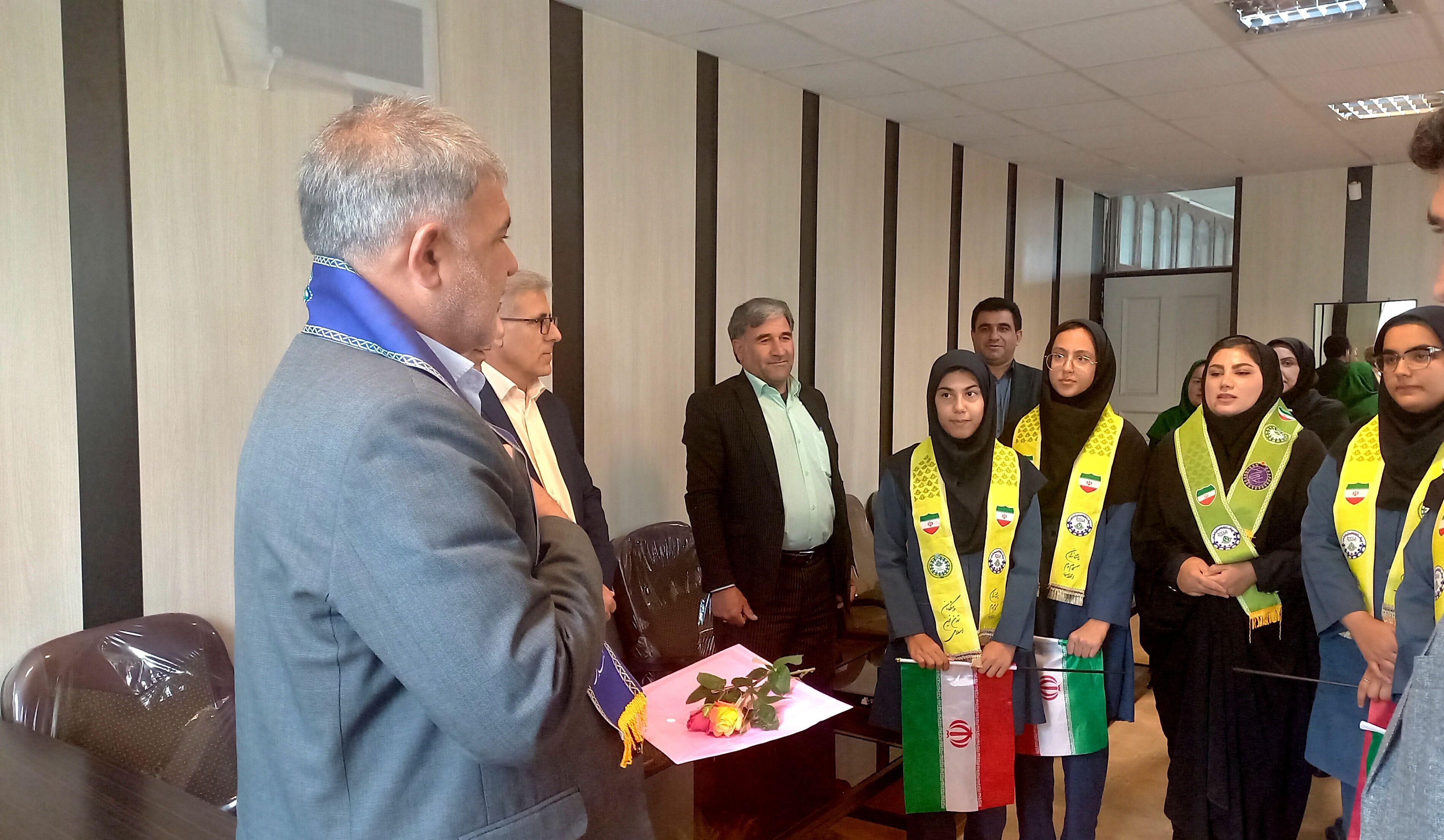 جامعه‌ای که به معلم خود ارج نهد آن جامعه موفق خواهد بود