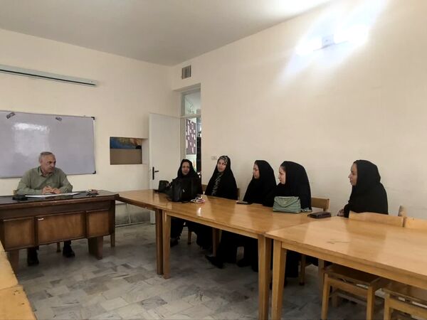 جلسه انجمن اولیا و شورای دانش آموزی در راستای برنامه‌ریزی هفته معلم