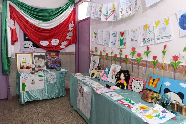 نمایشگاه آثار هنری دانش‌آموزان در دبستان نرجس بهارستان‌دو