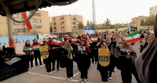مراسم شهادت سید حسن نصرالله رهبر مدیر سیاسی در دبیرستان نورالهدی مشهد