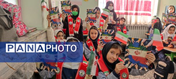 توزیع کتاب « از ایرانمان دفاع می کنیم » در بین دانش‌آموزان پیشتاز مدرسه شهید خاقانی شهرستان شیروان