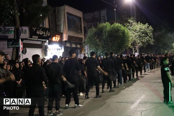 هیئت سینه‌زنی و زنجیرزنی در مسجد جامع نیشابور در شب عاشورا