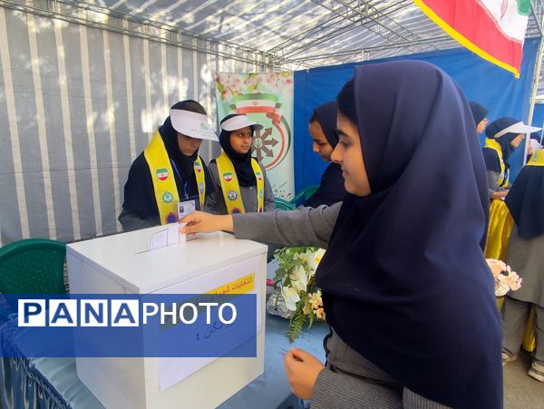  انتخابات شورای دانش‌آموزی در دبیرستان فرزانگان ۴ ناحیه ۷مشهد
