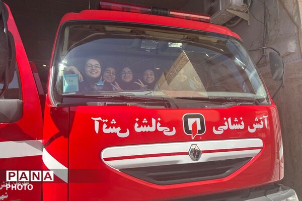 تقدیر دانش‌ آموزان فرزانگان ورامین از قهرمانان در دل آتش
