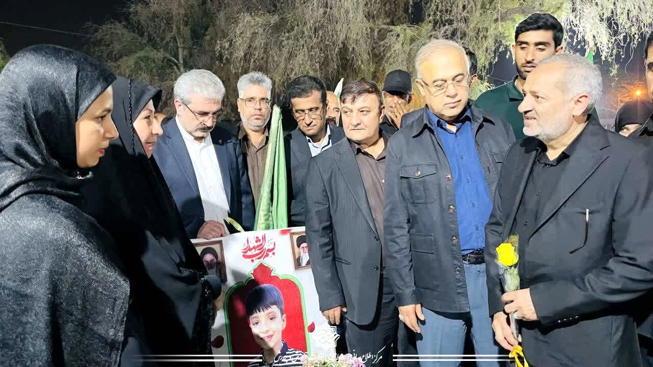 ادای احترام وزیر آموزش و پرورش به مقام شامخ شهدای دبستان شجره طیبه میناب