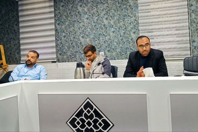 نشست گفت‌وگوی کتاب محور" ایرانی‌ها چه رویایی در سر دارند؟" در یاسوج